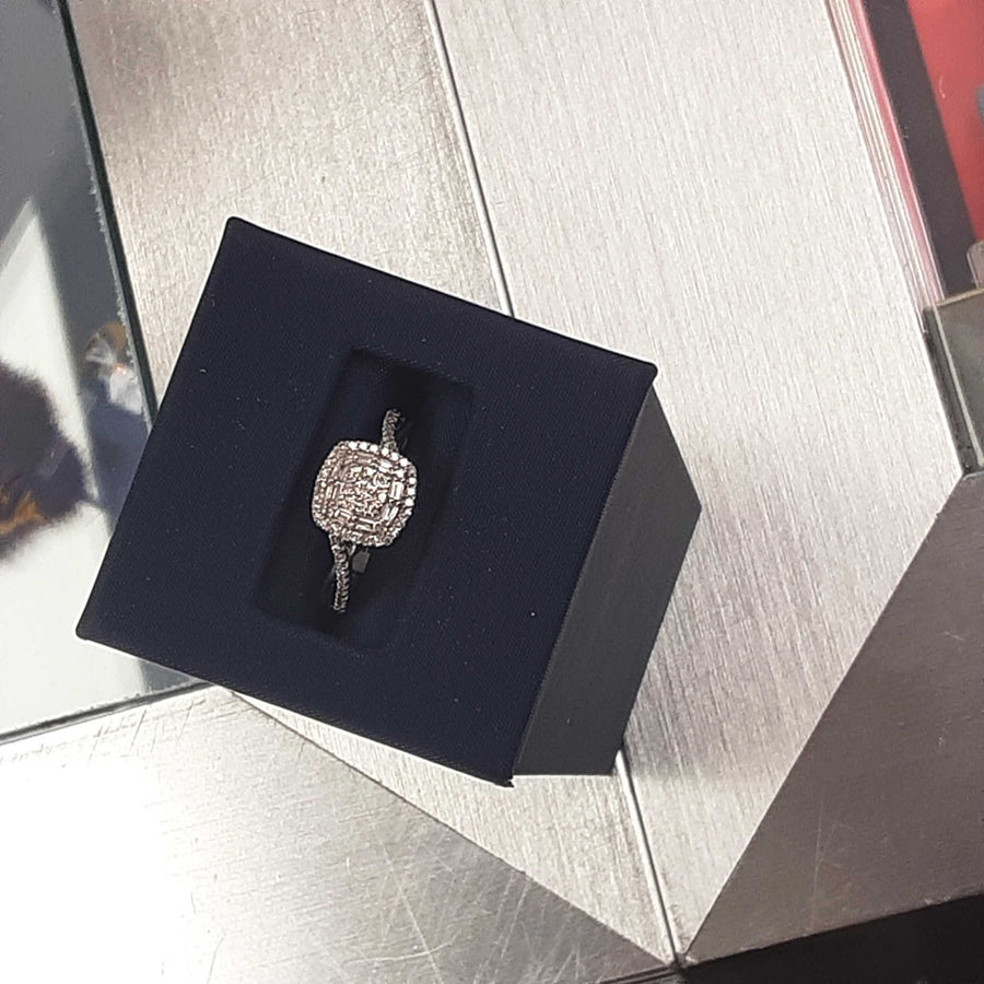 Women's Ring - White Gold 10k (.417) 2.6 grams Size 7