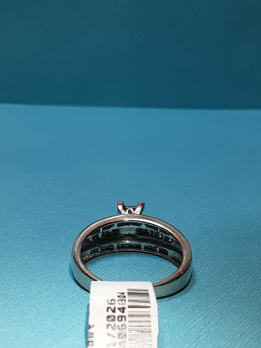 Women's Ring - White Gold 10k (.417) 4 grams Size 8.5