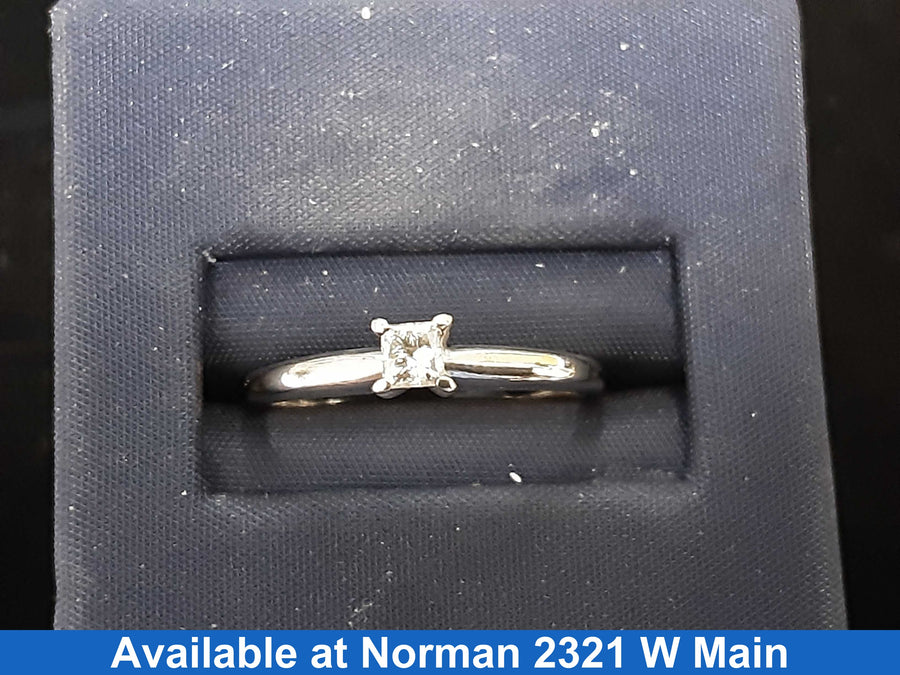 Women's Ring - Solitaire - White Gold 10k (.417) 1.8 grams Size 7.5
