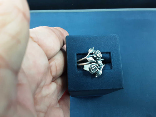 Women's Ring - Silver 6.4 grams Size 8.5