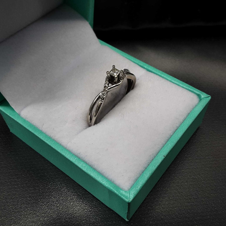 Women's Ring - White Gold 10k (.417) 2.1 grams Size 8.5