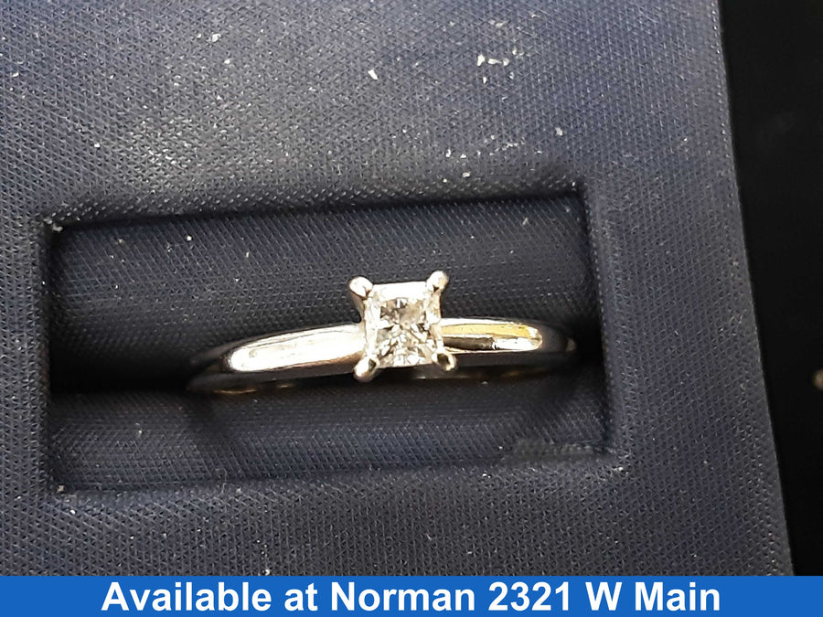 Women's Ring - Solitaire - White Gold 10k (.417) 1.9 grams Size 7.5