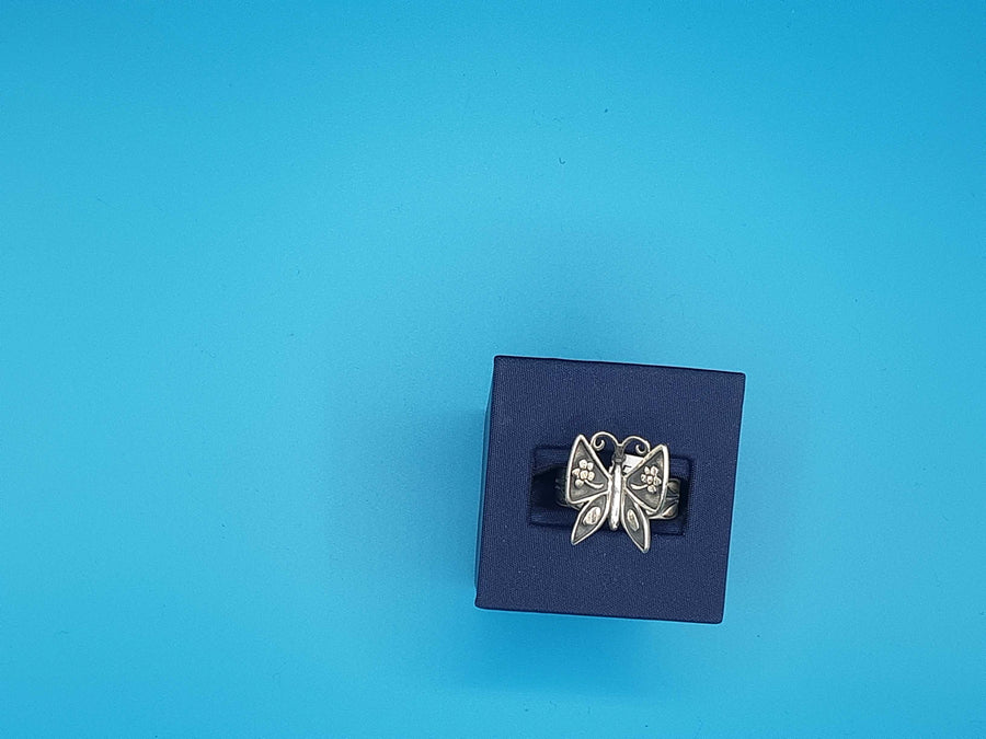 Women's Ring - Silver 9.9 grams Size 7.5