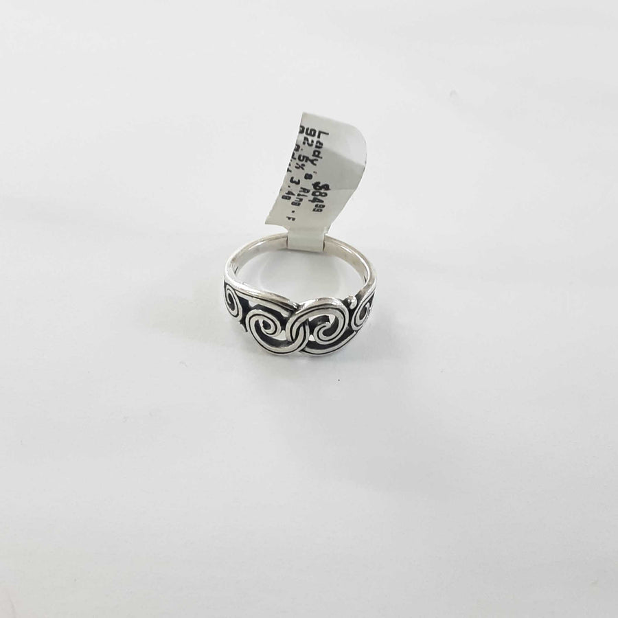 Women's Ring - Silver 3.4 grams Size 8