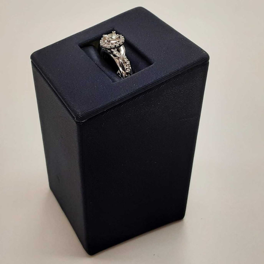 Women's Ring - White Gold 10k (.417) 3.2 grams Size 9
