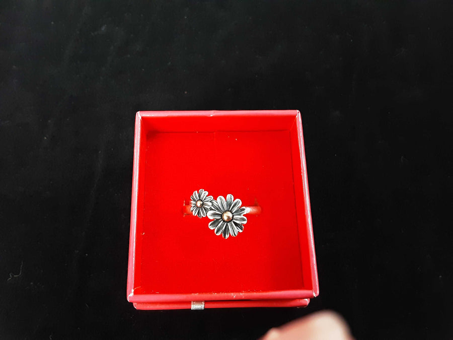 Women's Ring - Silver 3.9 Grams Size 9.5