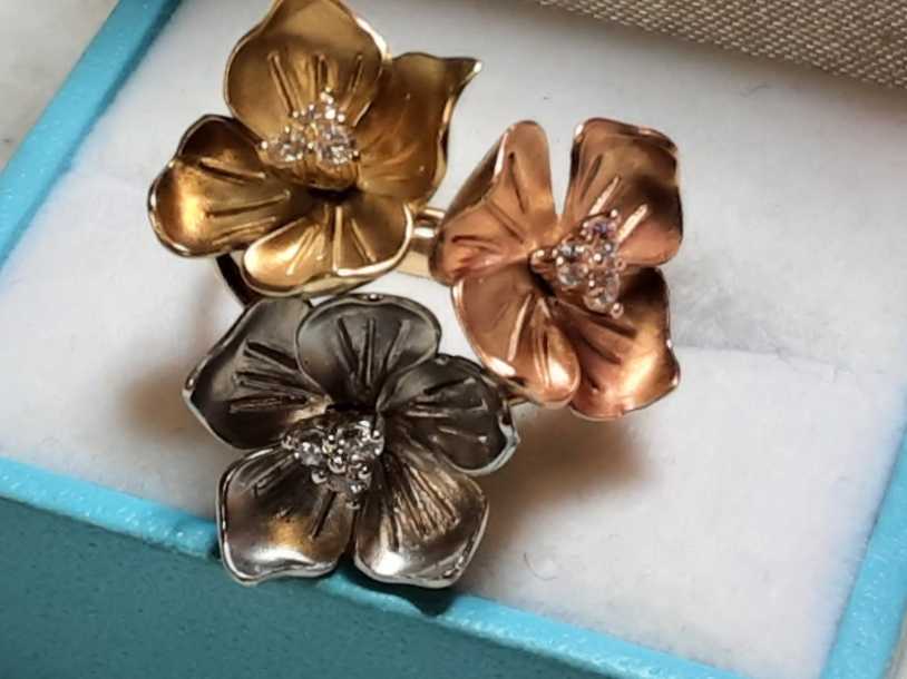 Women's Ring - Tricolor Gold 14k (.585) 4.8 grams Size 6.5