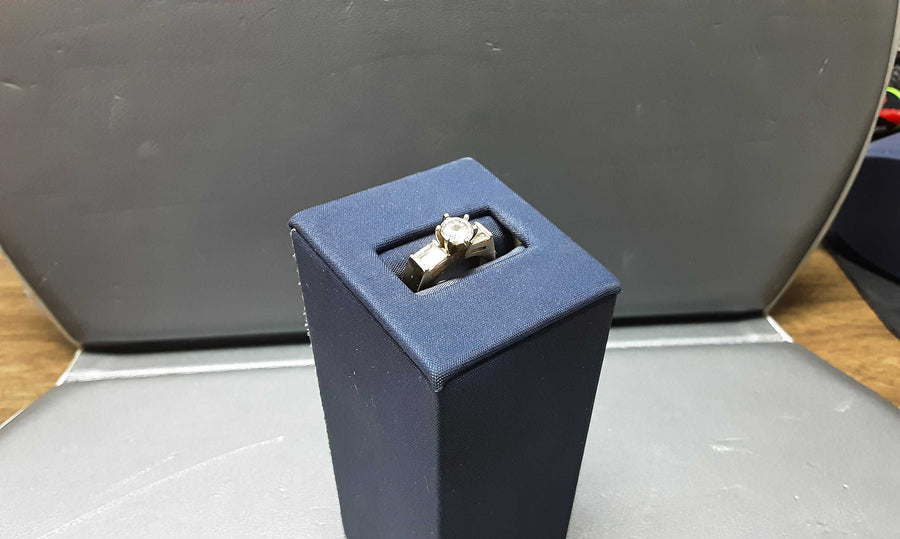 Women's Ring - Solitaire - Yellow Gold 10k (.417) 3.4 grams Size 7.5