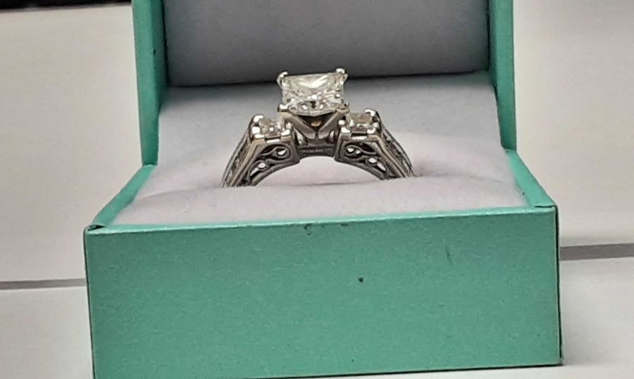 Women's Ring - Solitaire - White Gold 18k (.750) 5.8 grams Size 6