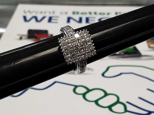 Women's Ring - White Gold 18k (.750) 5.7 grams Size 4