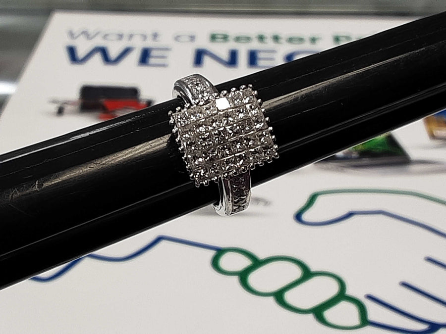 Women's Ring - White Gold 18k (.750) 5.7 grams Size 4