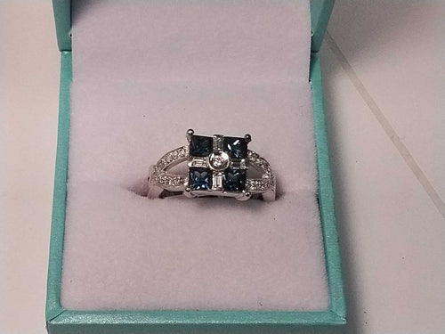 Women's Ring - White Gold 18k (.750) 5.2 grams Size 7
