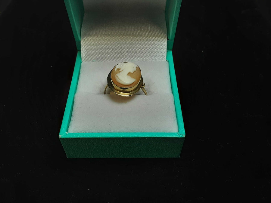 Women's Ring - Yellow Gold 18k (.750) 3 grams Size 7
