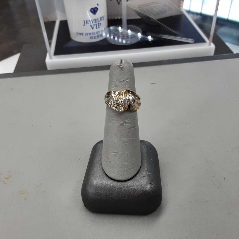 Lady's Ring - Cluster Yellow Gold 10k (.417) 5 grams Size 6.5