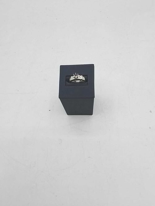 Women's Ring - Solitaire - White Gold 18k (.750) 5 grams Size 9.5
