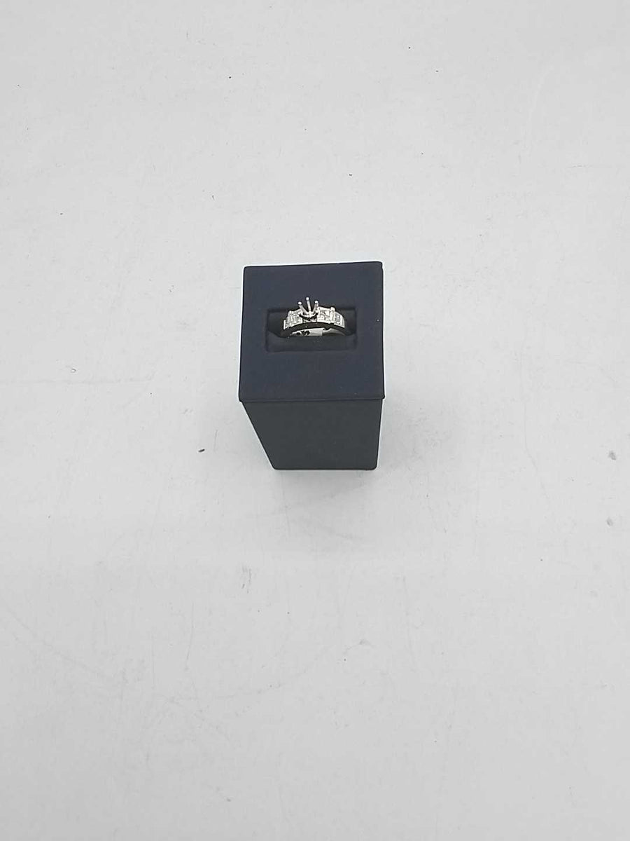 Women's Ring - Solitaire - White Gold 18k (.750) 5 grams Size 9.5