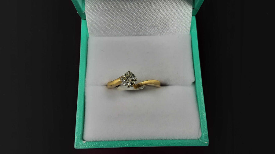 Women's Ring - Solitaire - Yellow Gold 14k (.585) 2.8 grams Size 7