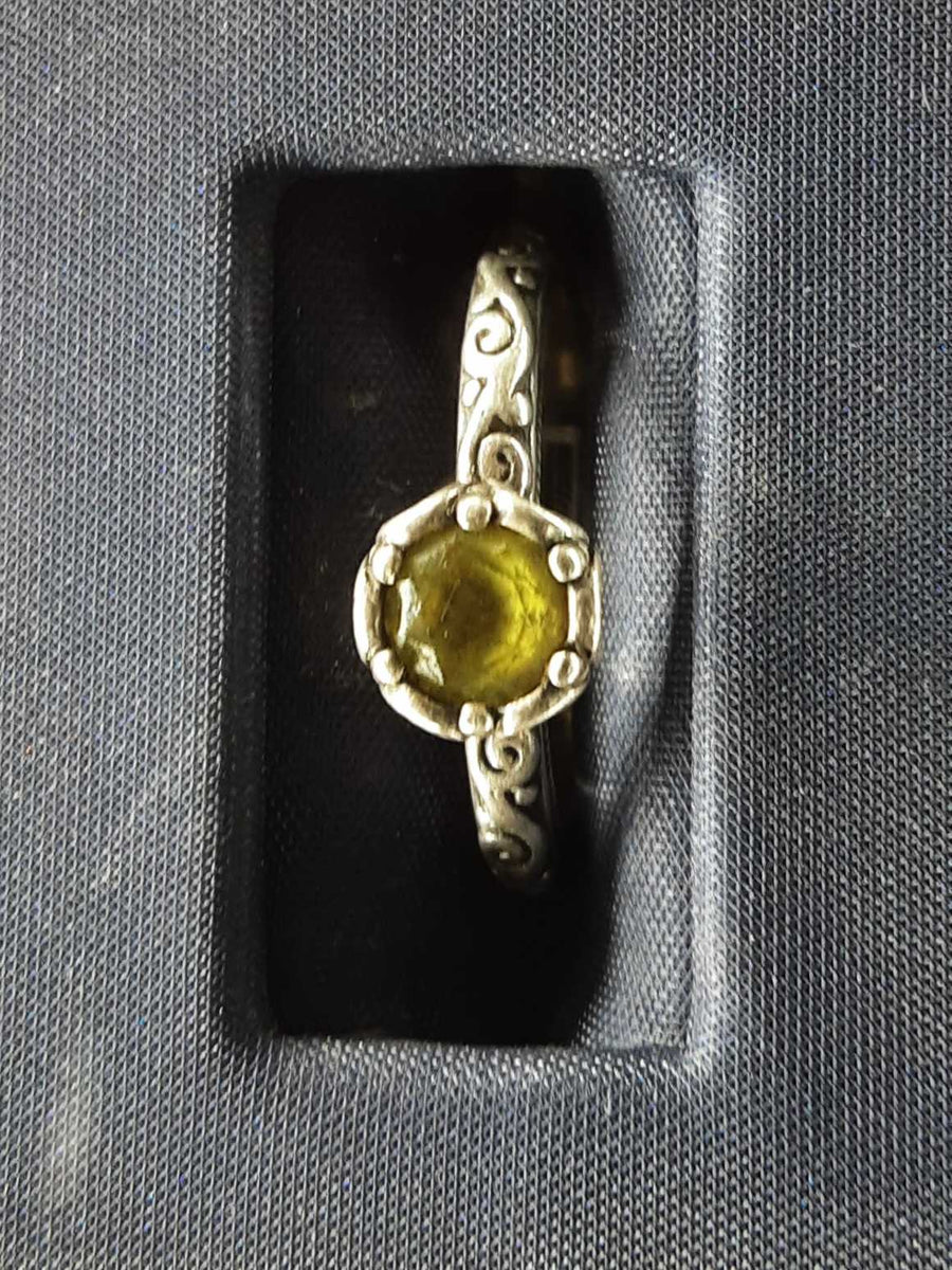 Women's Ring - Solitaire - Silver 3.5 grams Size 7.5