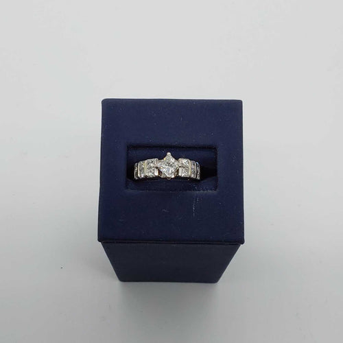 Women's Ring - White Gold 18k (.750) 5.67 grams Size 8