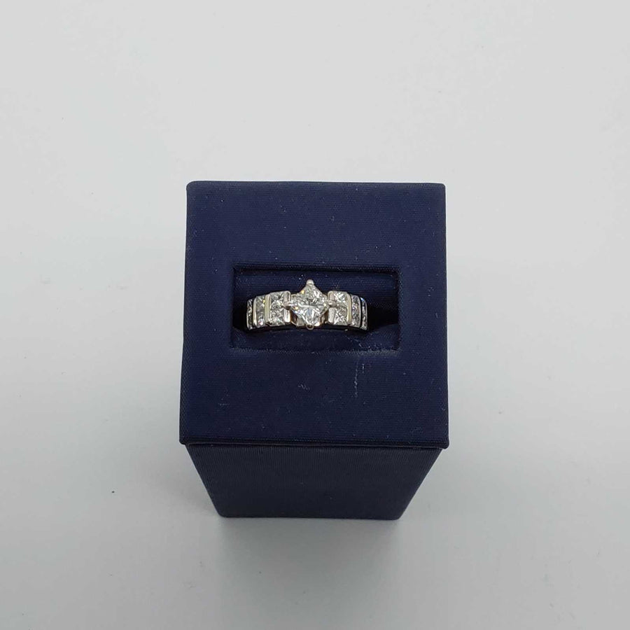 Women's Ring - White Gold 18k (.750) 5.67 grams Size 8