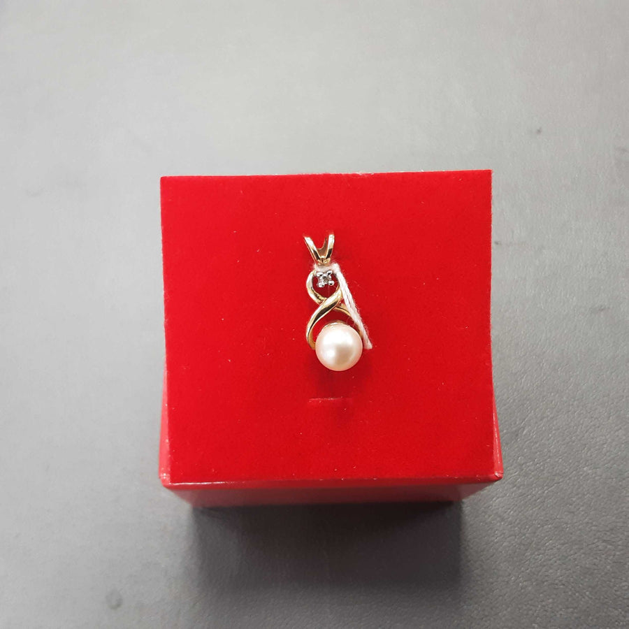 Diamond Pendant - Yellow Gold 14k (.585) 1.3 grams