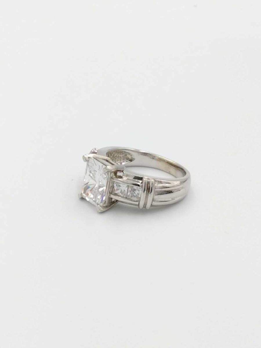 Women's Ring - White Gold 14k (.585) 7 grams Size 7