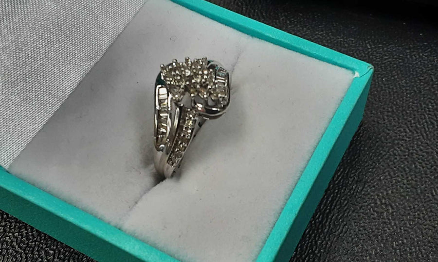 Women's Ring - White Gold 10k (.417) 2.5 grams Size 7.5