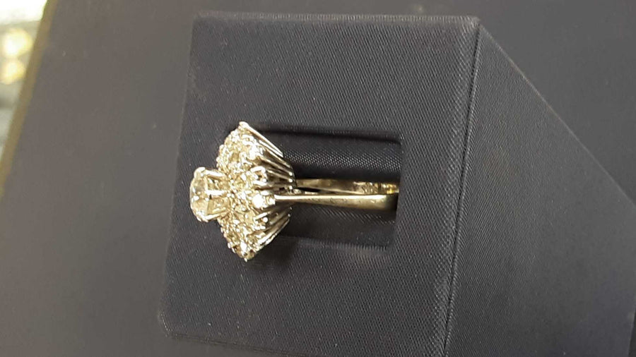 Women's Ring - White Gold 18k (.750) 5 grams Size 5.5