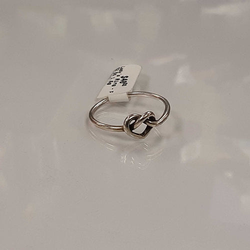 Women's Ring - Silver 1.6 grams Size 8.5