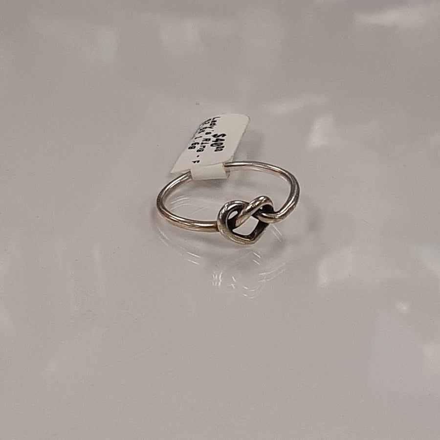 Women's Ring - Silver 1.6 grams Size 8.5