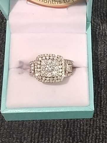 Women's Ring - Yellow Gold 14k (.585) 8.7 grams Size 7.5