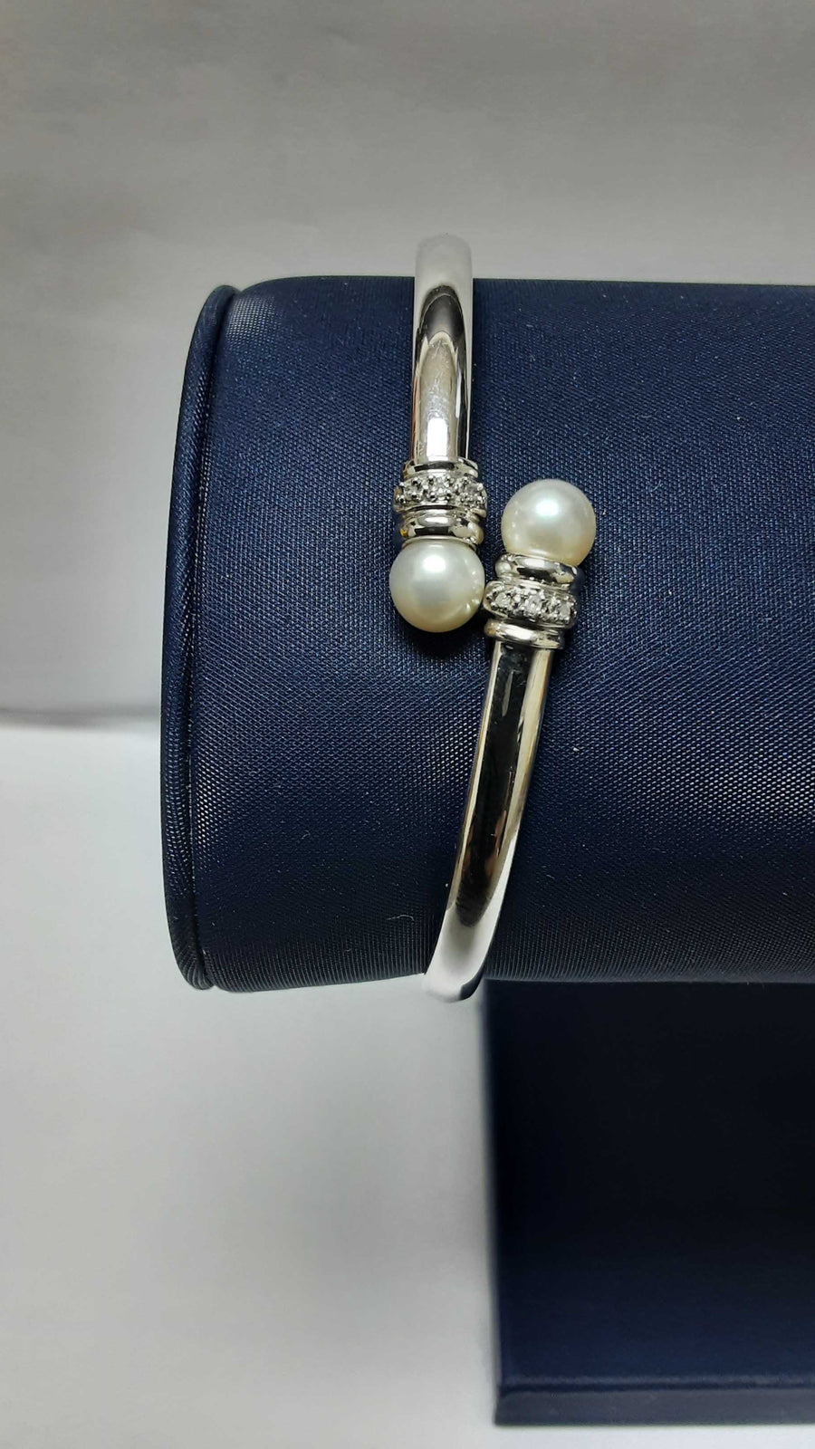 Bangle Bracelet - White Gold 10k (.417) 5.8 grams 7 inch