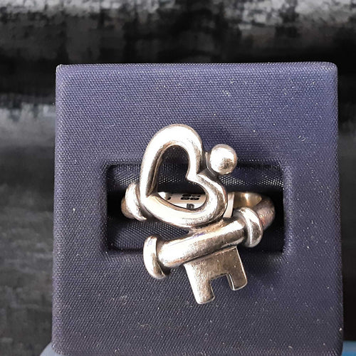Women's Ring - Silver 7.8 grams Size 9