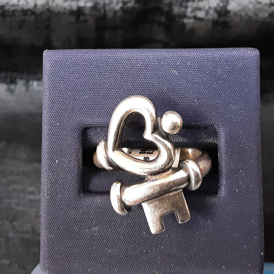 Women's Ring - Silver 7.8 grams Size 9