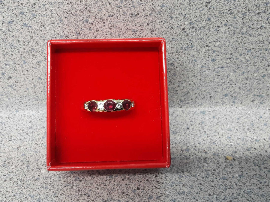 Women's Ring - Yellow Gold 18k (.750) 4.8 grams Size 8.5