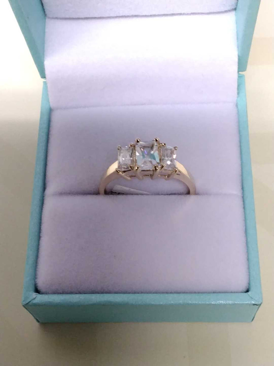 Women's Ring - Yellow Gold 14k (.585) 2.2 grams Size 7.5