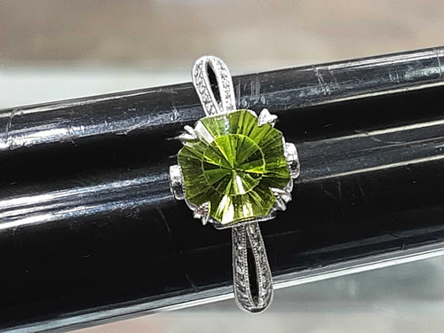 Women's Ring - Solitaire - White Gold 18k (.750) 3.6 grams Size 8.5