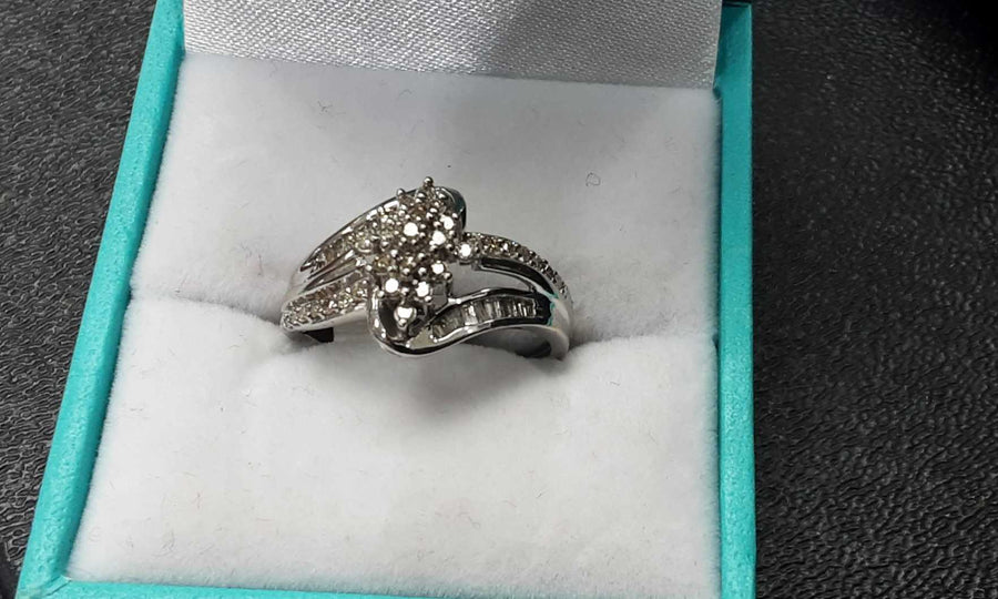 Women's Ring - White Gold 10k (.417) 2.5 grams Size 7.5