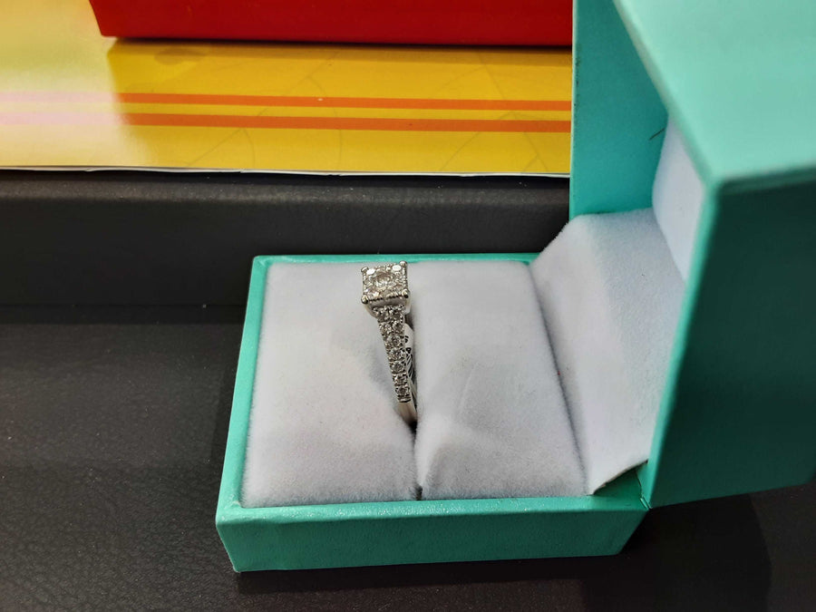 Women's Ring - White Gold 10k (.417) 2.7 grams Size 7.5