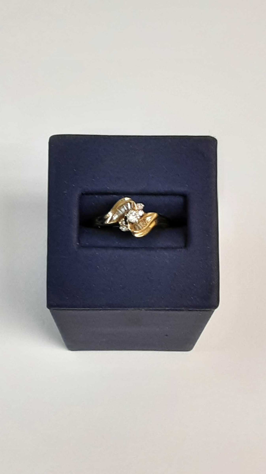 Women's Ring - Yellow Gold 10k (.417) 2.4 grams Size 7.5