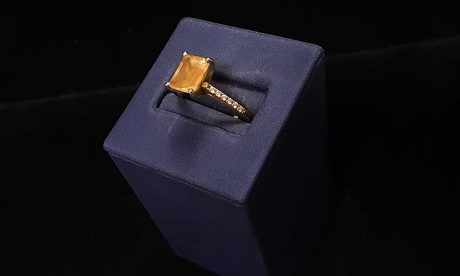 Women's Ring - Yellow Gold 18k (.750) 4.1 grams Size 7