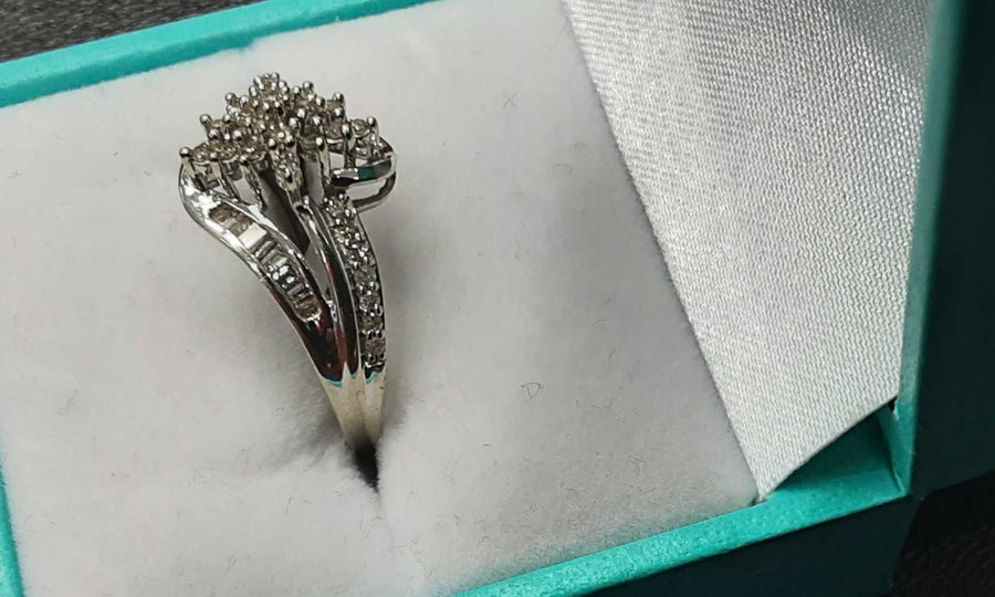 Women's Ring - White Gold 10k (.417) 2.5 grams Size 7.5